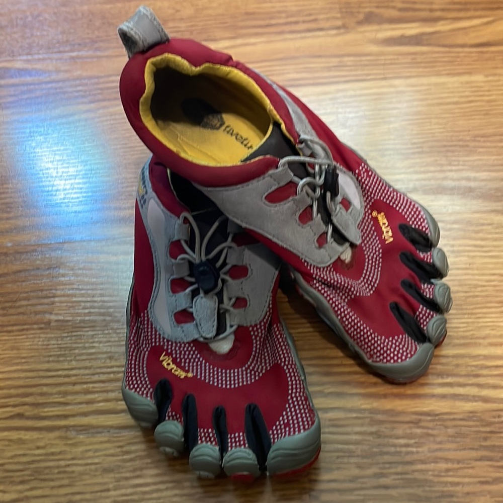 Vibrant fivefingers shoes